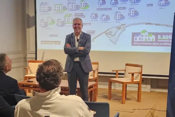 Jose Maria Morente Gerente de Urbanismo de Malaga dando clase en Rebs