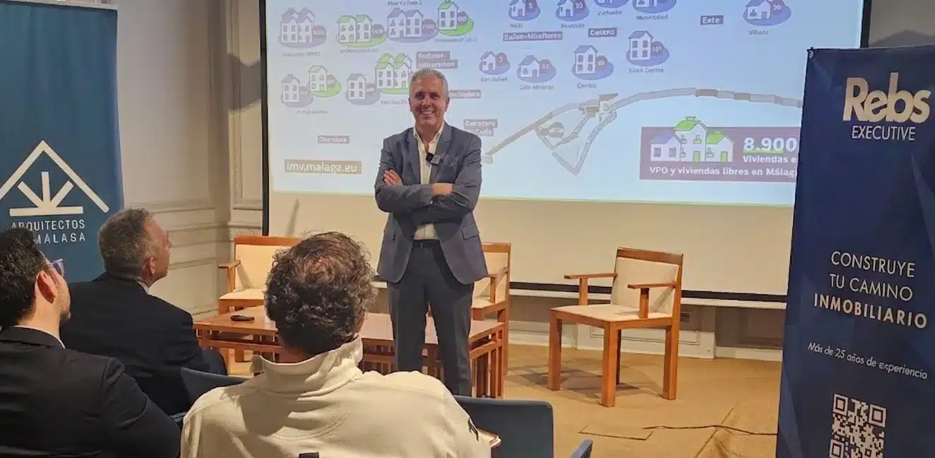 Jose Maria Morente Gerente de Urbanismo de Malaga dando clase en Rebs
